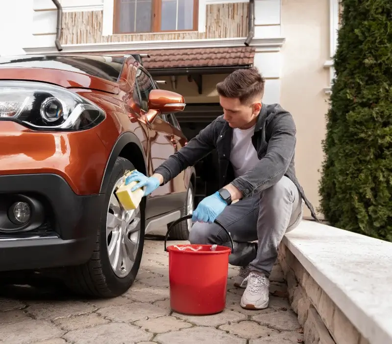 Lavage auto à domicile Humbligny : professionnel intervenant sur un véhicule